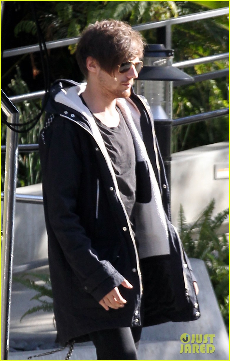 louis tomlinson steps out of hotel after sons birth 09
