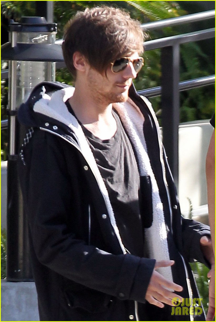 louis tomlinson steps out of hotel after sons birth 10