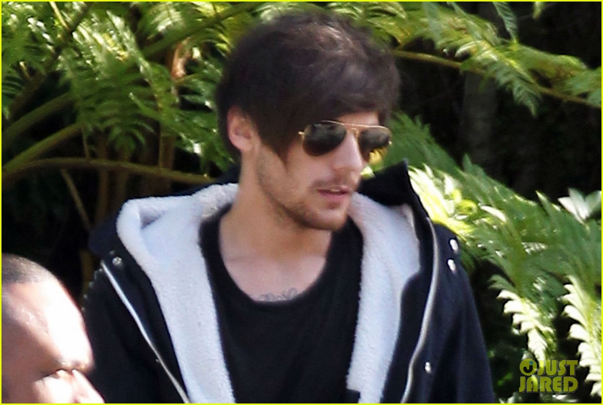 louis tomlinson steps out of hotel after sons birth 11