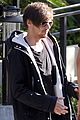 louis tomlinson steps out of hotel after sons birth 10