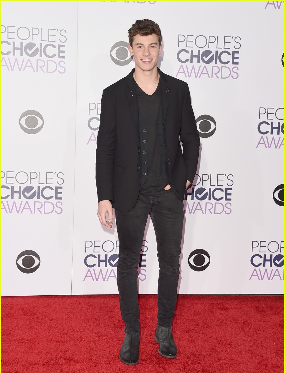 shawn mendes 2016 pca arrival 03
