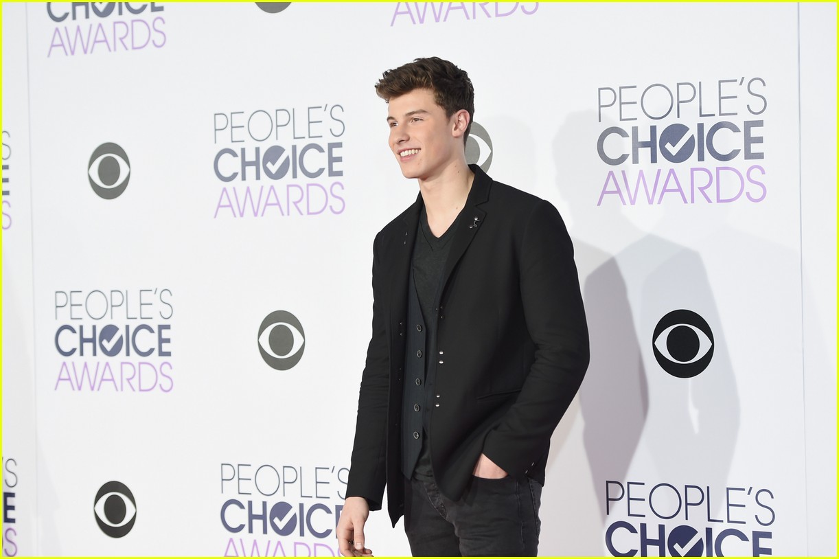 shawn mendes 2016 pca arrival 06