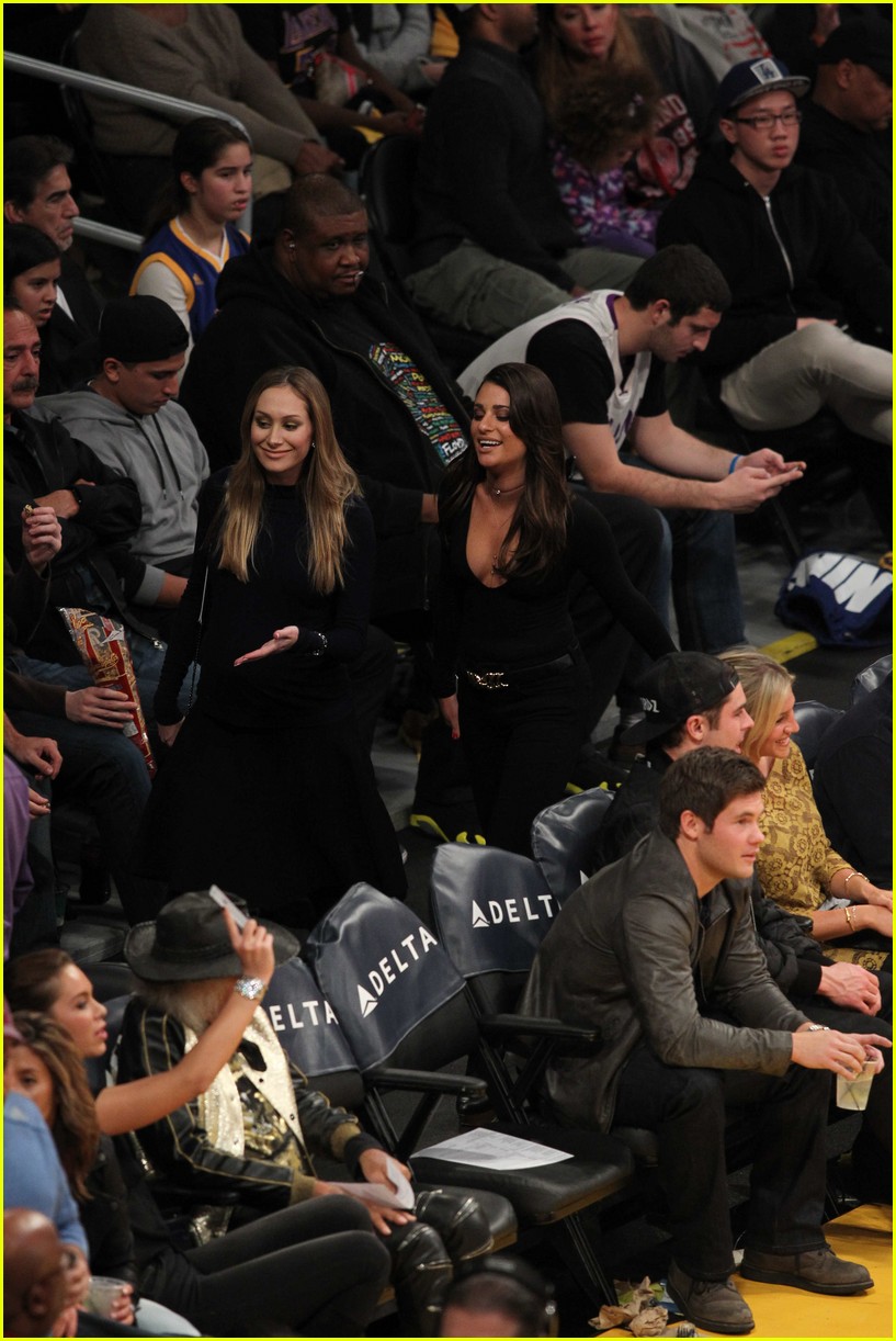 lea michele and matthew paetz go to lakers game 19