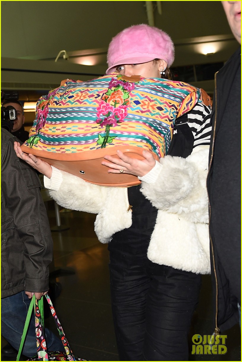 miley cyrus wears ring at airport 02