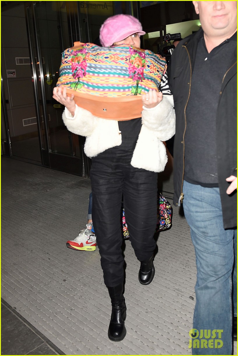 miley cyrus wears ring at airport 04