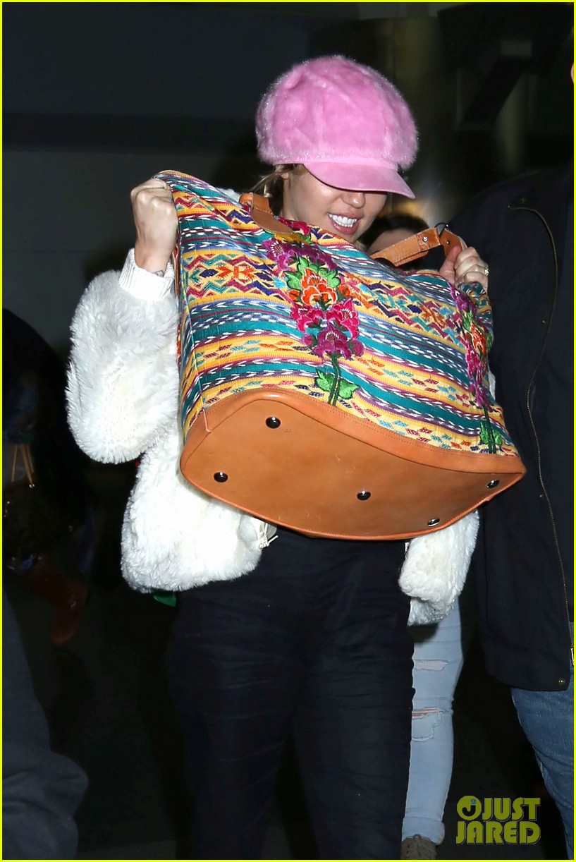 miley cyrus wears ring at airport 06