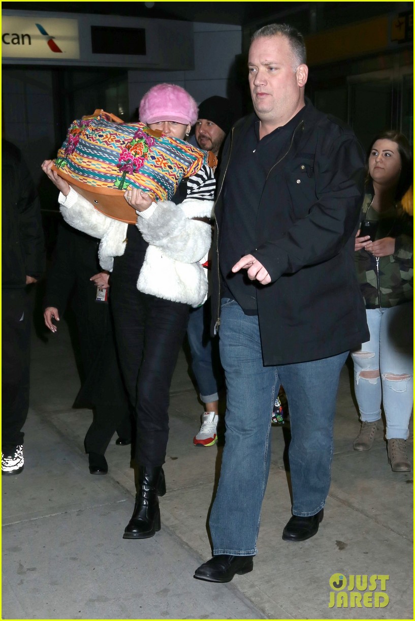 miley cyrus wears ring at airport 07