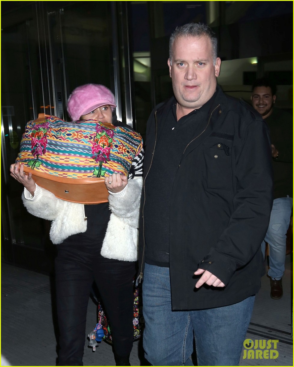 miley cyrus wears ring at airport 08