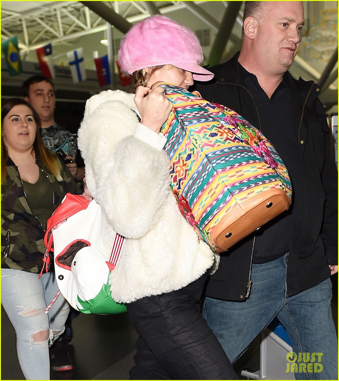 miley cyrus wears ring at airport 12