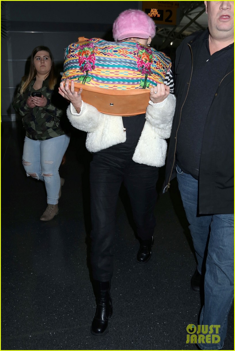 miley cyrus wears ring at airport 16