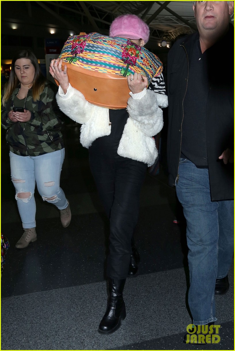 miley cyrus wears ring at airport 21