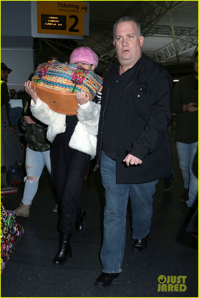 miley cyrus wears ring at airport 23
