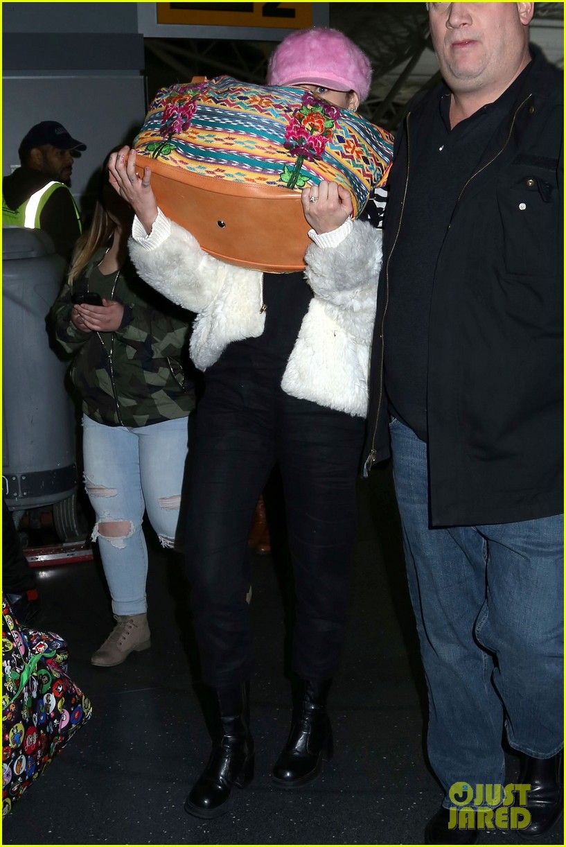 miley cyrus wears ring at airport 24
