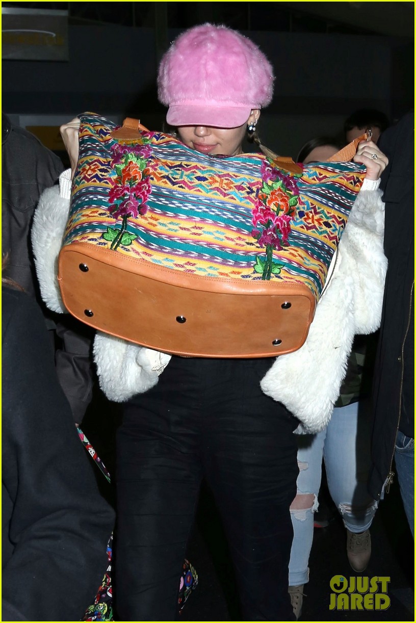 miley cyrus wears ring at airport 25