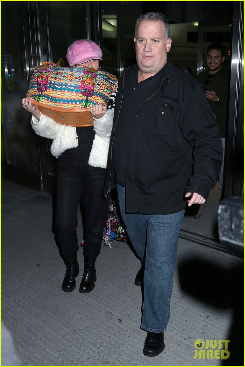 miley cyrus wears ring at airport 26