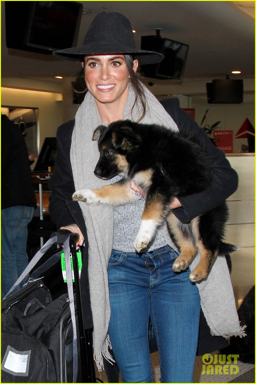 nikki reed flies with dog new owners lax 01