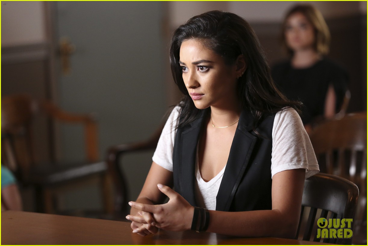 pretty little liars think rosewood photos 17
