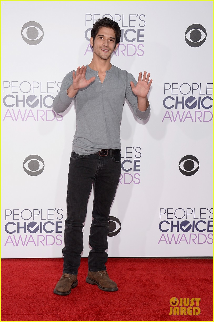 tyler posey teen wolf cast peoples choice awards 2016 17
