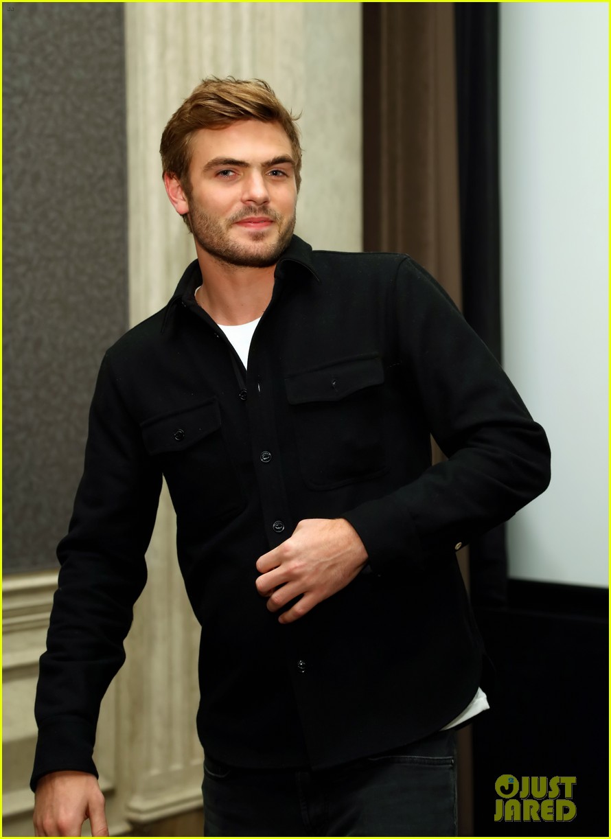alex roe nick robinson hit up the 5th wave just jared screening 09