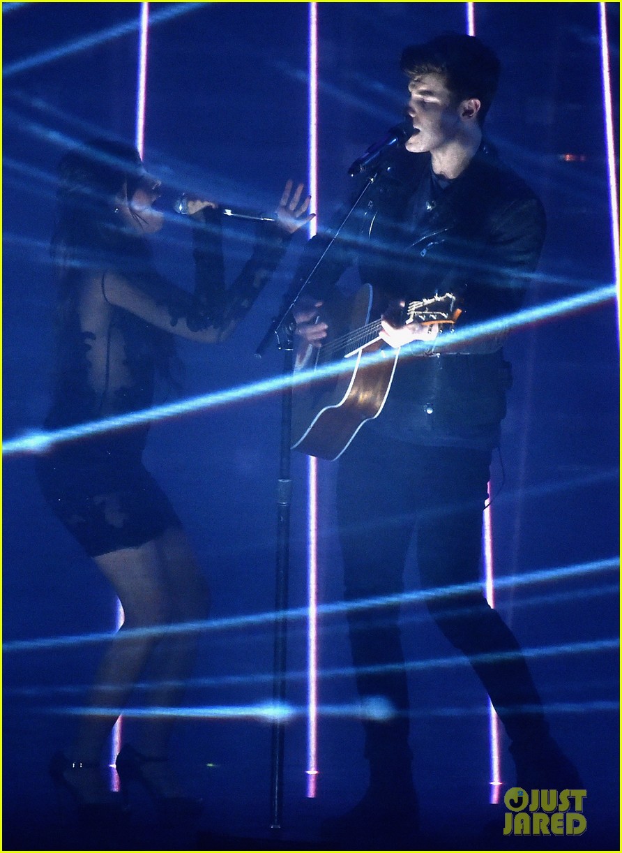 shawn mendes camila cabello perform 2016 peoples choice 02