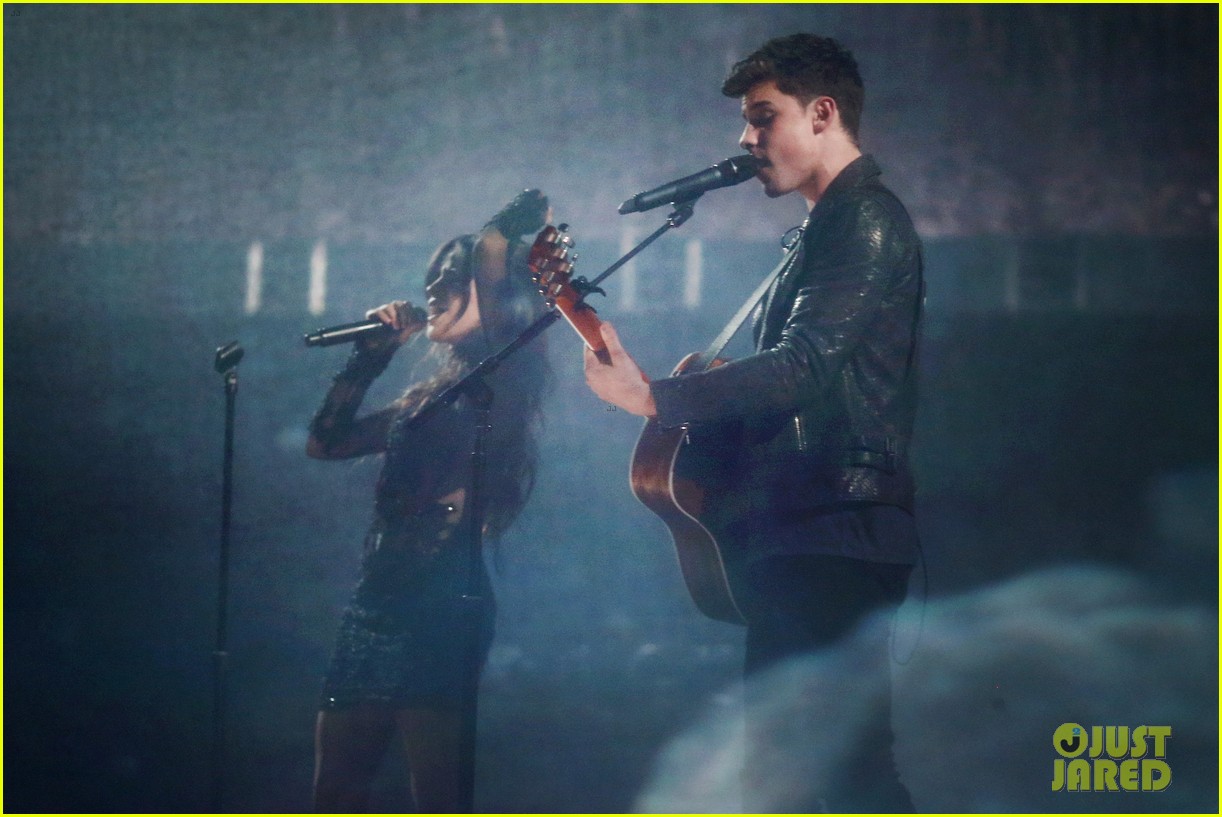 shawn mendes camila cabello perform 2016 peoples choice 05