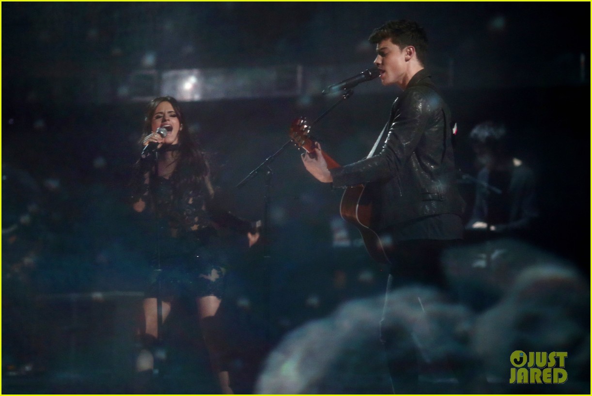 shawn mendes camila cabello perform 2016 peoples choice 06