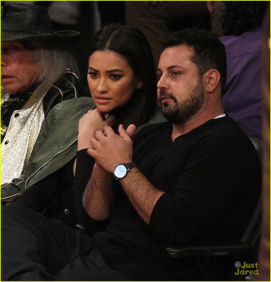 shay mitchell teen vogue int lakers courtside 03