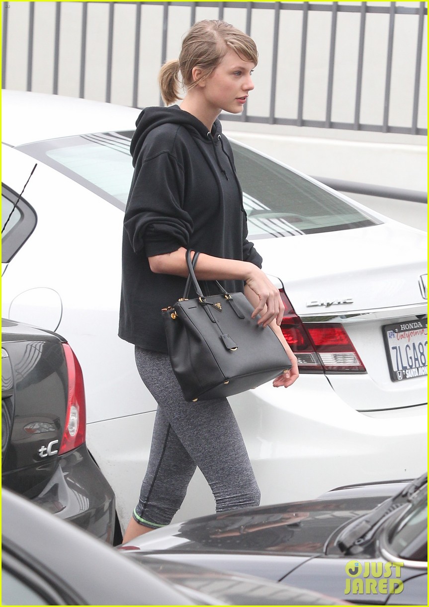 taylor swift selena gomez hit the gym for monday morning workout 03