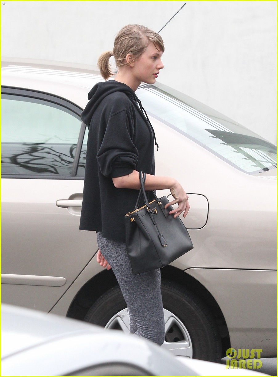 taylor swift selena gomez hit the gym for monday morning workout 05