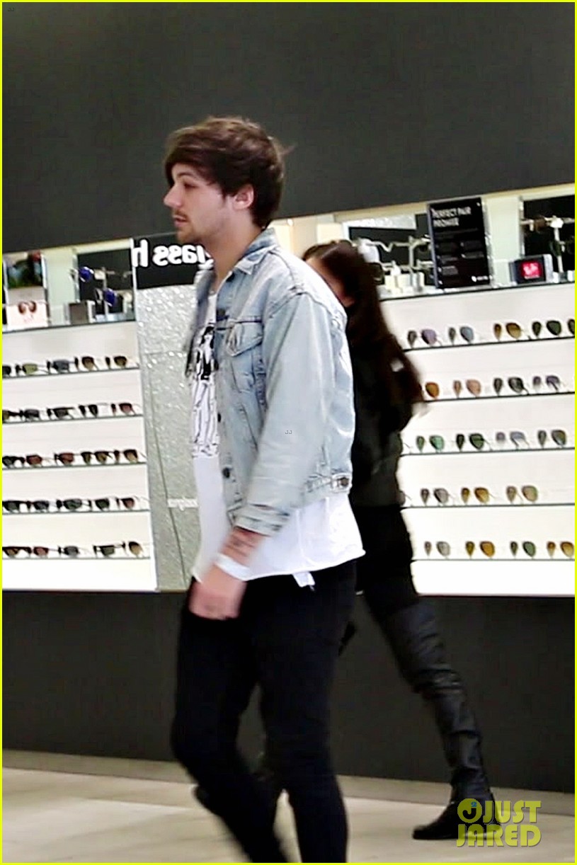 louis tomlinson shops for sunglasses after birth of his son 01