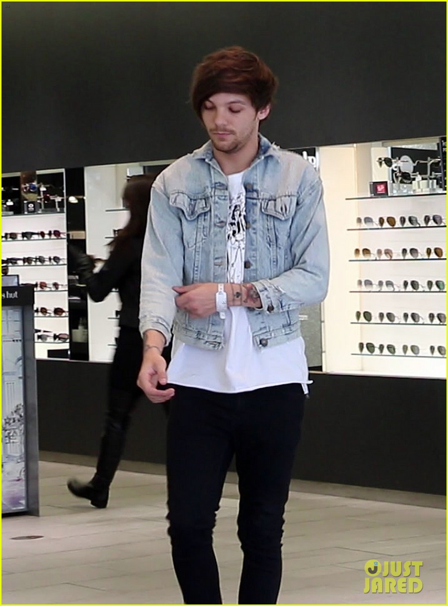 louis tomlinson shops for sunglasses after birth of his son 05
