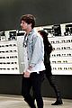 louis tomlinson shops for sunglasses after birth of his son 01