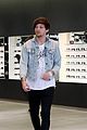 louis tomlinson shops for sunglasses after birth of his son 03