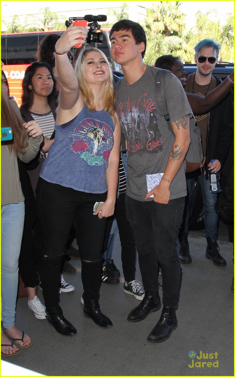 5sos hit lax flight out for tour 09