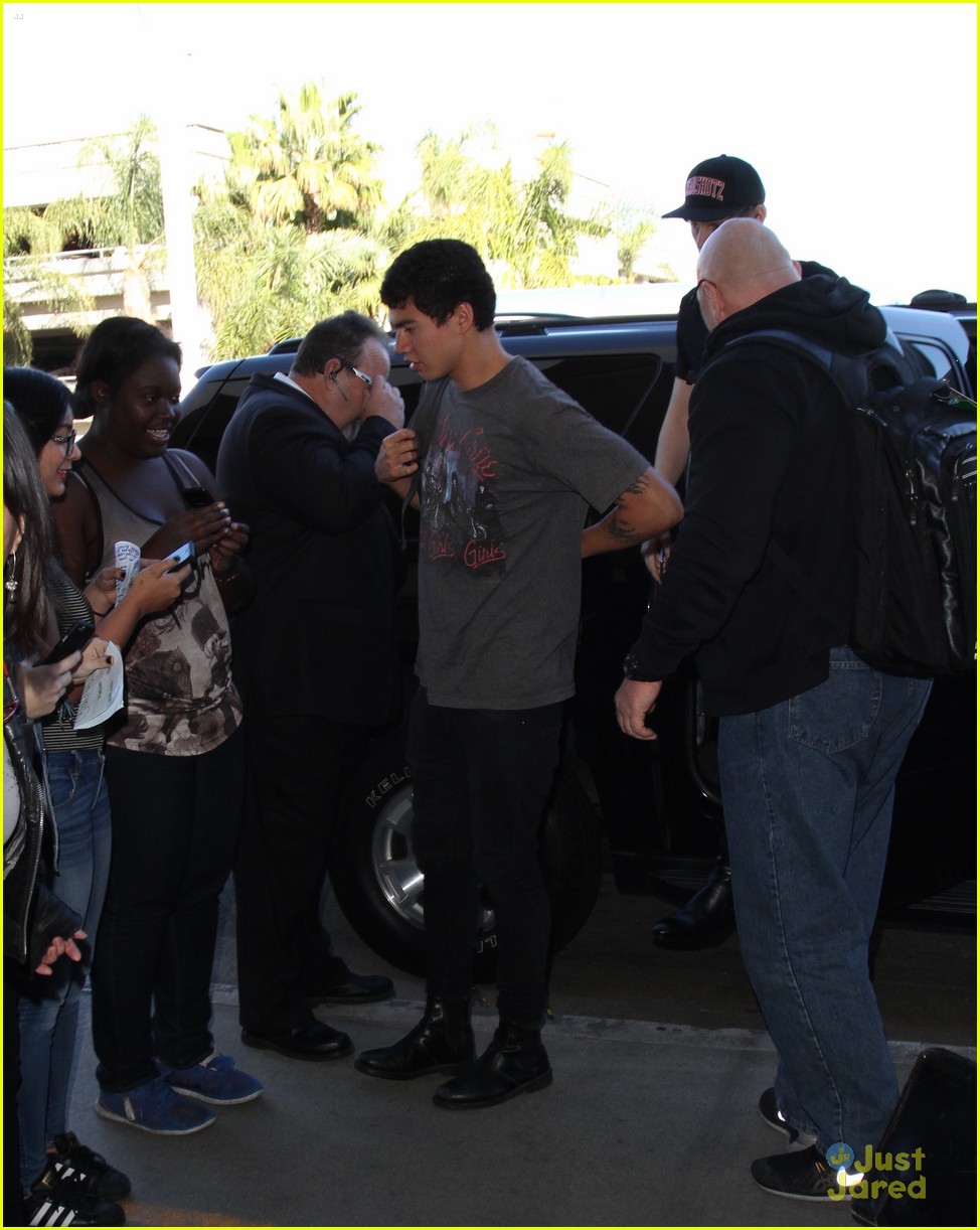 5sos hit lax flight out for tour 11