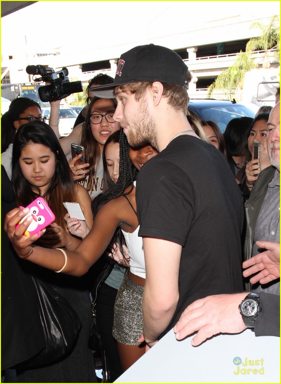 5sos hit lax flight out for tour 20