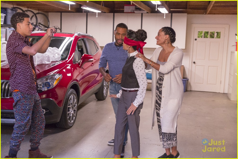 blackish twindependence zoey new car surprise stills 08