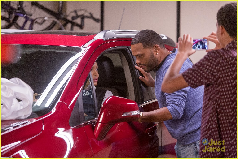 blackish twindependence zoey new car surprise stills 09