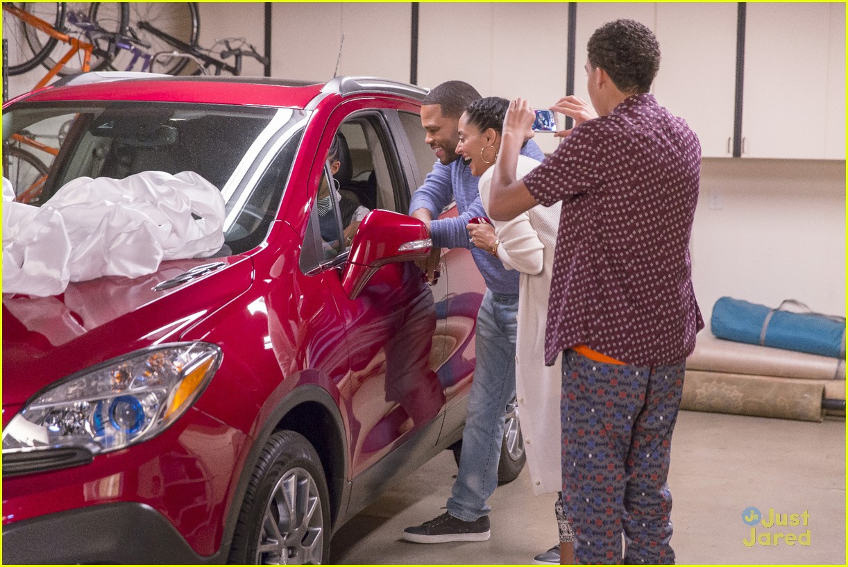 blackish twindependence zoey new car surprise stills 15