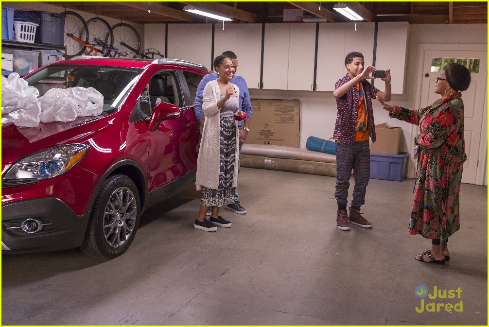 blackish twindependence zoey new car surprise stills 17