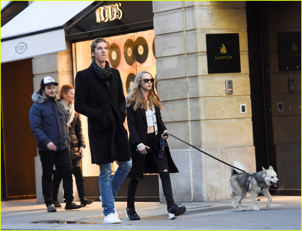 cara delevingne brings pup on shoppings trip 31