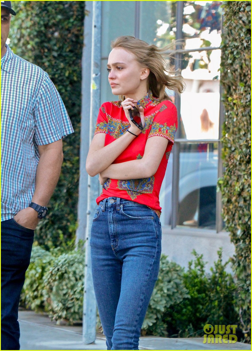 lily rose depp reveals the weirdest thing her parents have done 01