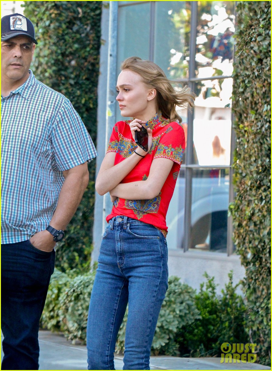 lily rose depp reveals the weirdest thing her parents have done 05