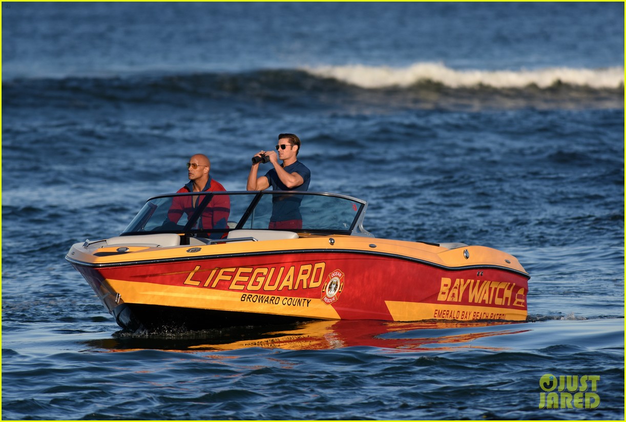 zac efron is having difficulty with swimming in the ocean 20