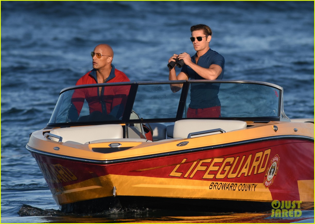 zac efron is having difficulty with swimming in the ocean 21