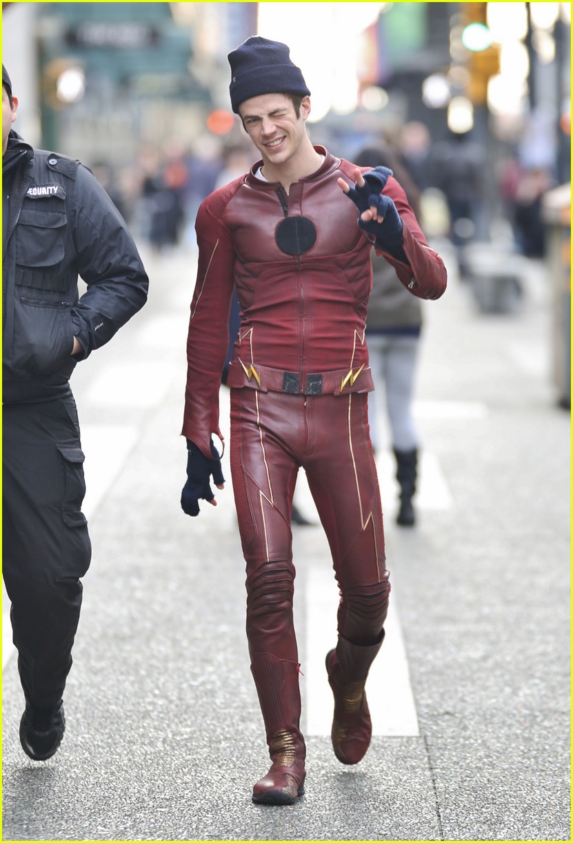 grant gustin hares first photos fro supergirls crossover 01