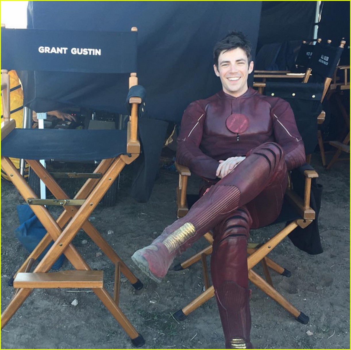 grant gustin hares first photos fro supergirls crossover 02