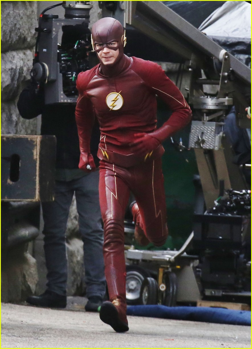 grant gustin hares first photos fro supergirls crossover 03