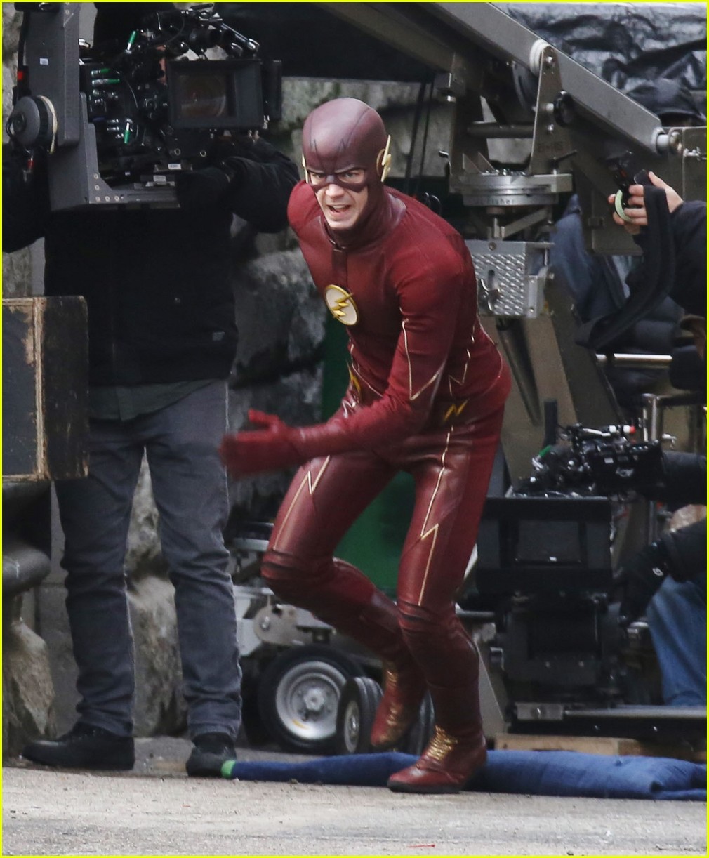 grant gustin hares first photos fro supergirls crossover 06
