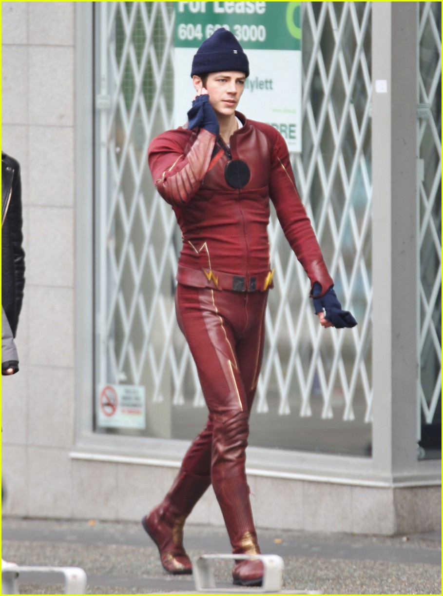 grant gustin hares first photos fro supergirls crossover 08